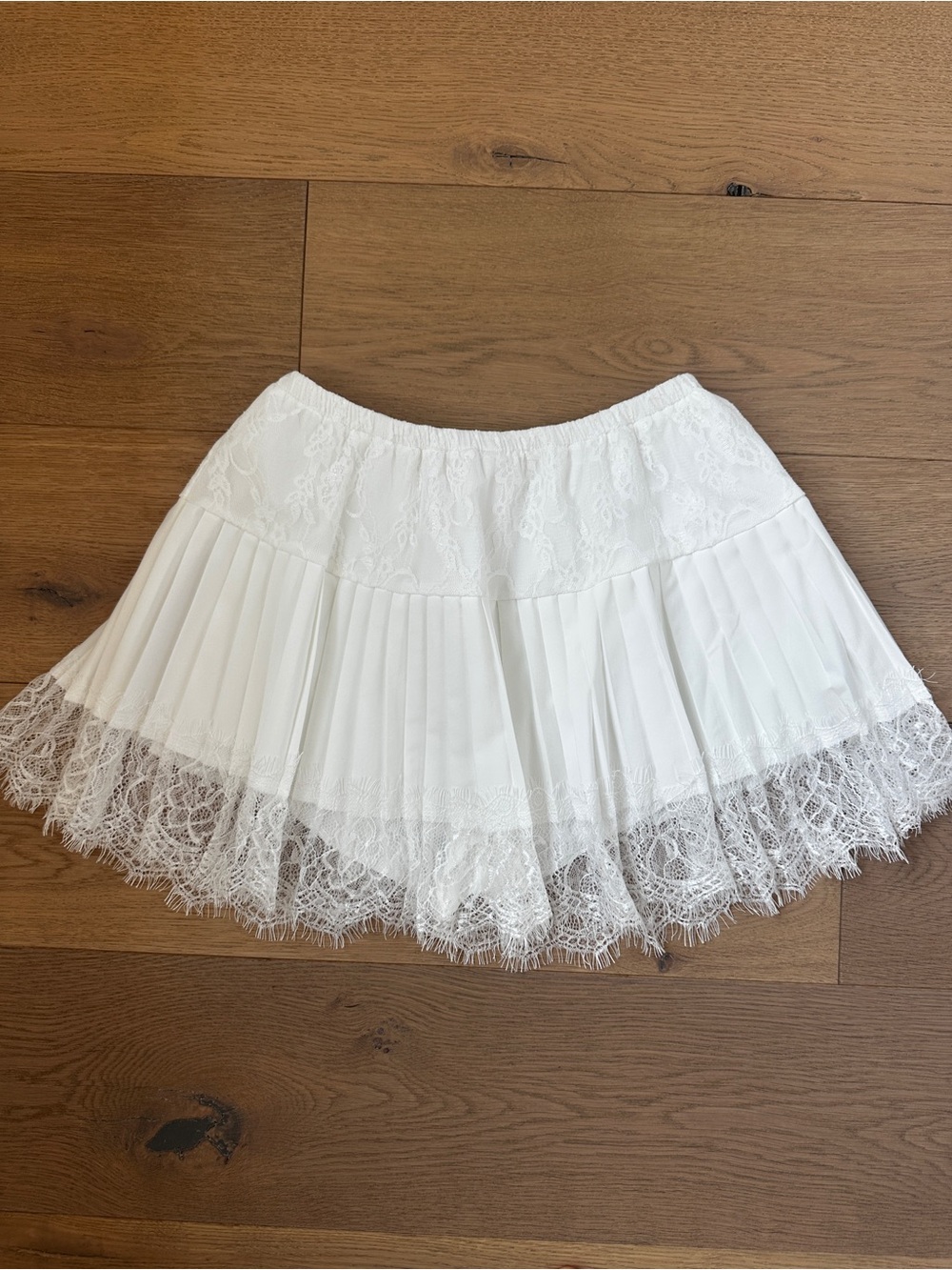 Women’s White Lace Pleated Mini Skirt